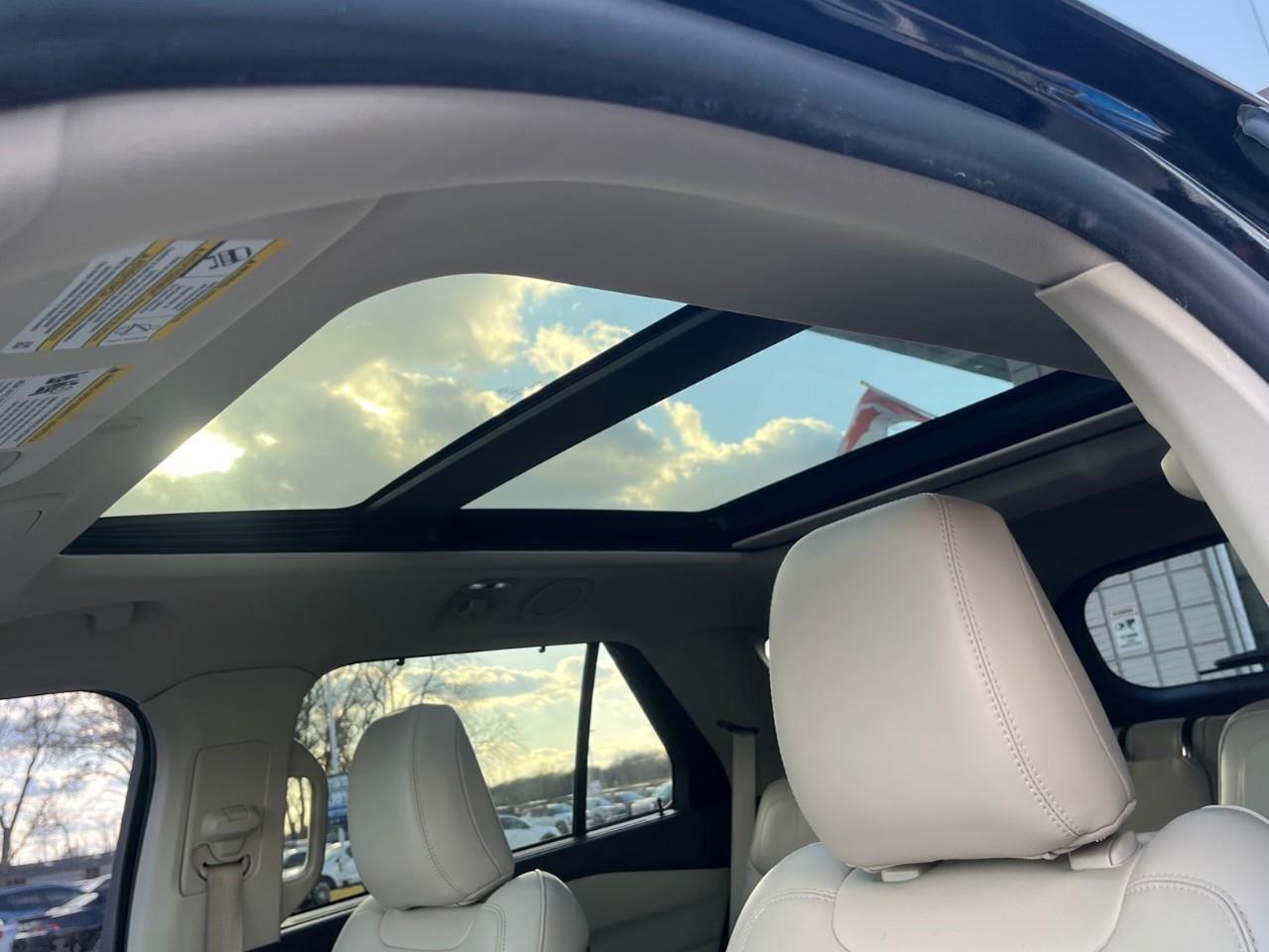 2020 Ford Explorer PLATINUM LOADED LOCAL TRADE! Photo