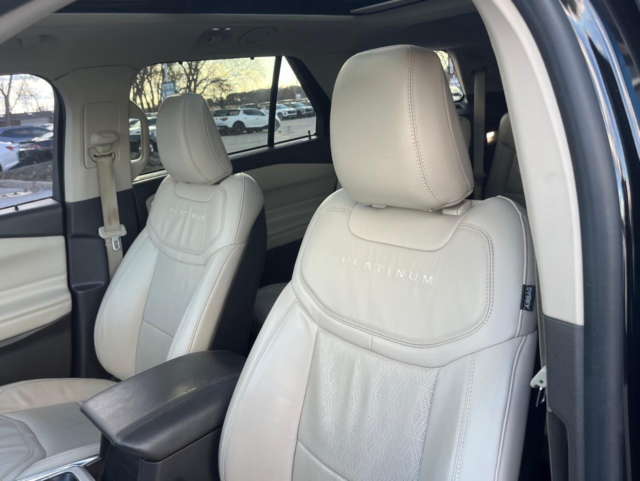 2020 Ford Explorer PLATINUM LOADED LOCAL TRADE! Photo