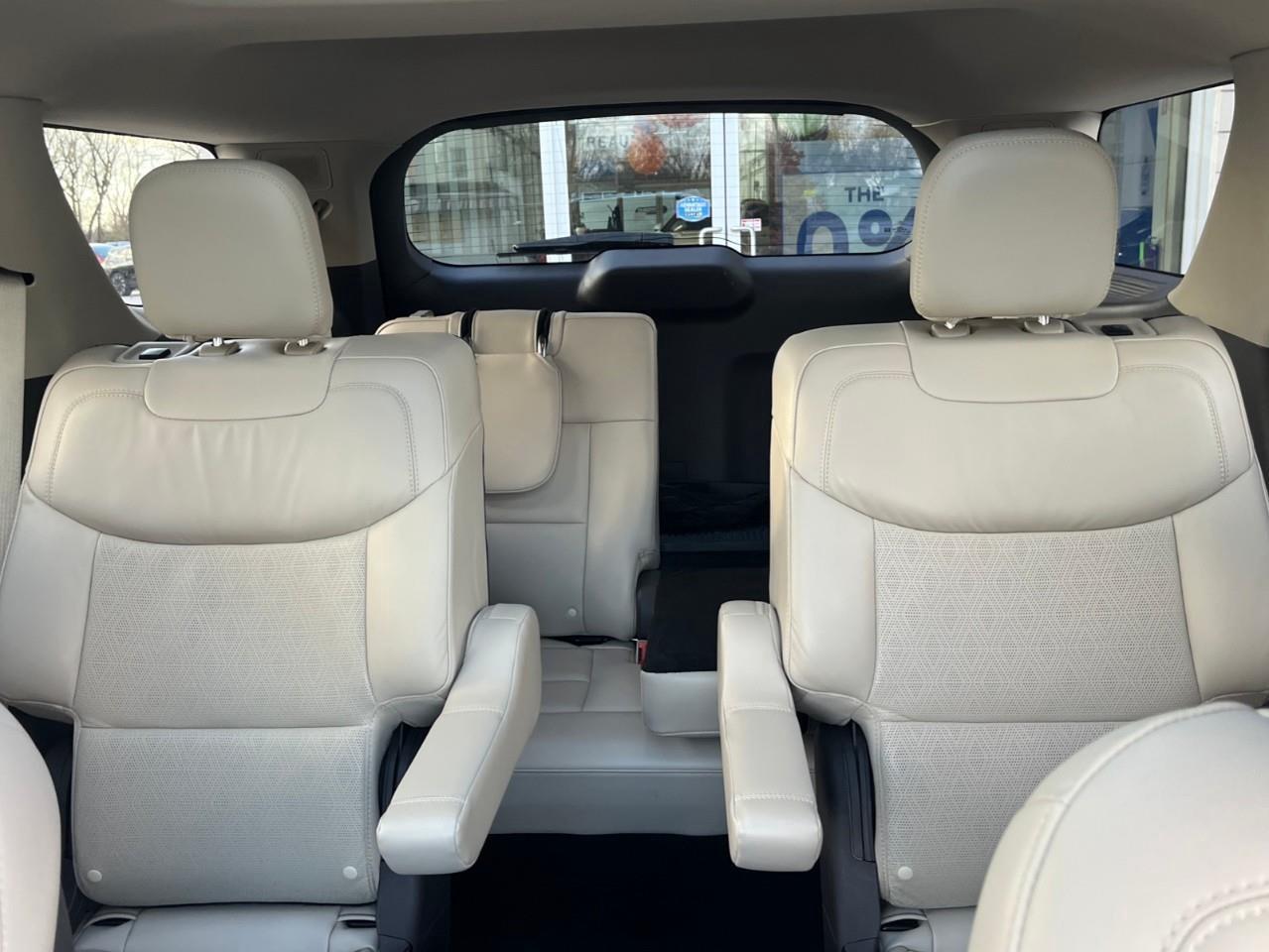 2020 Ford Explorer PLATINUM LOADED LOCAL TRADE! Photo