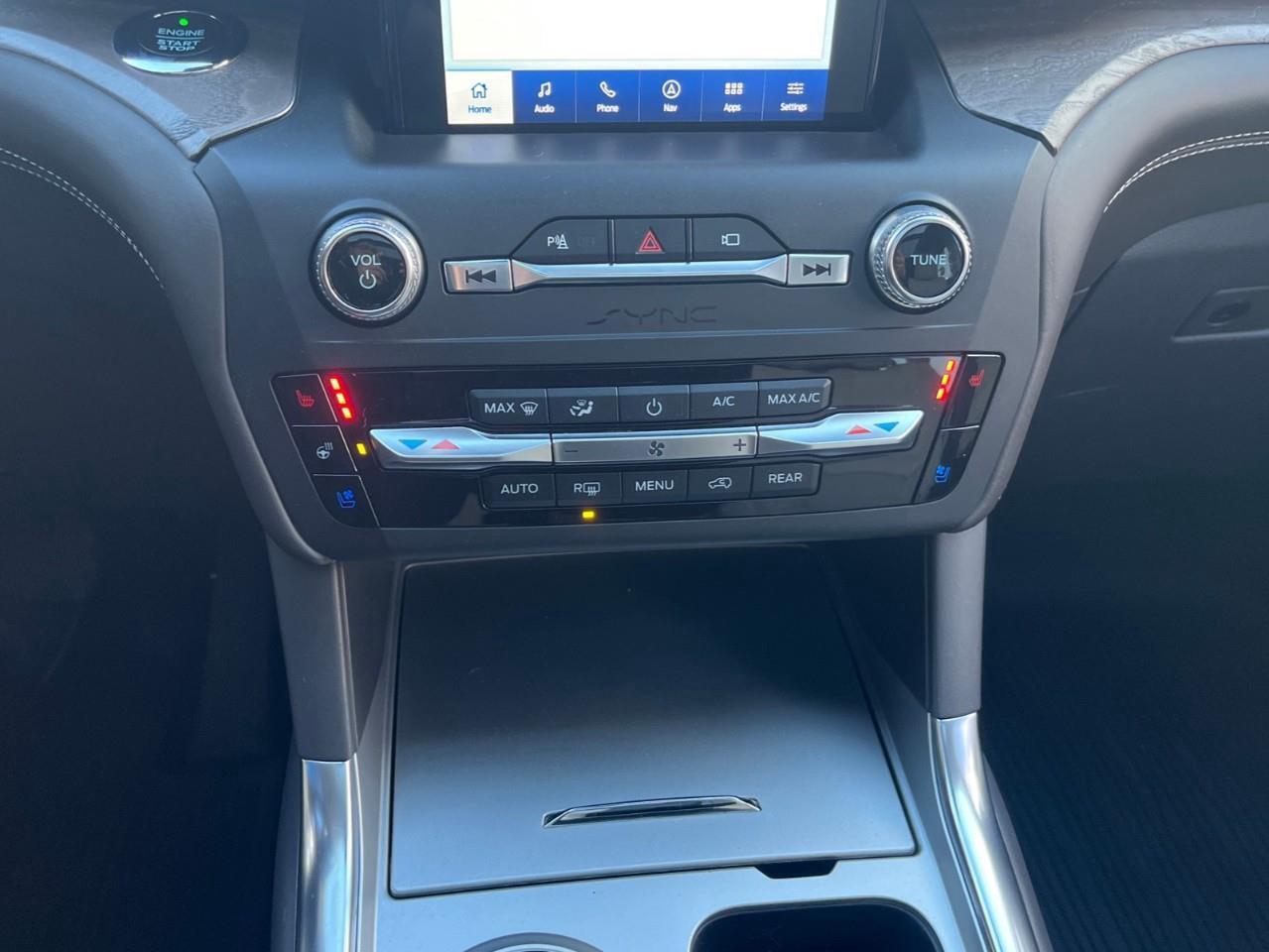 2020 Ford Explorer PLATINUM LOADED LOCAL TRADE! Photo