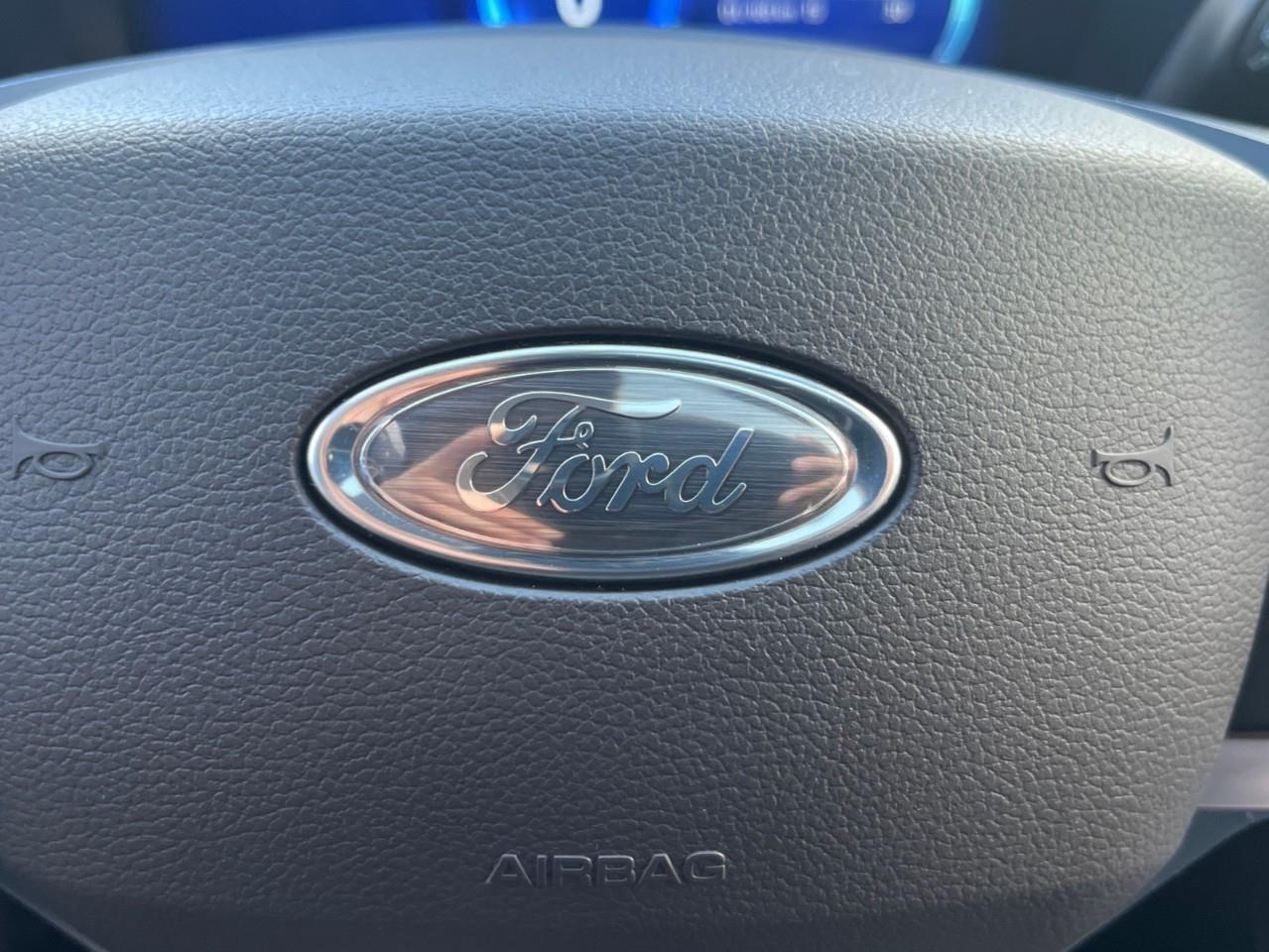 2020 Ford Explorer PLATINUM LOADED LOCAL TRADE! Photo