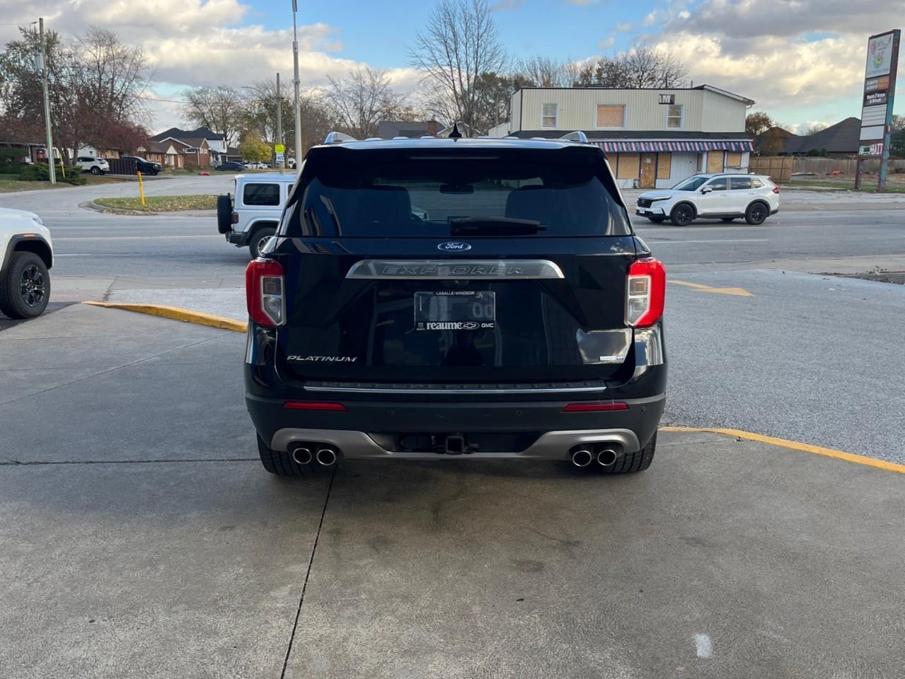 2020 Ford Explorer PLATINUM LOADED LOCAL TRADE! Photo