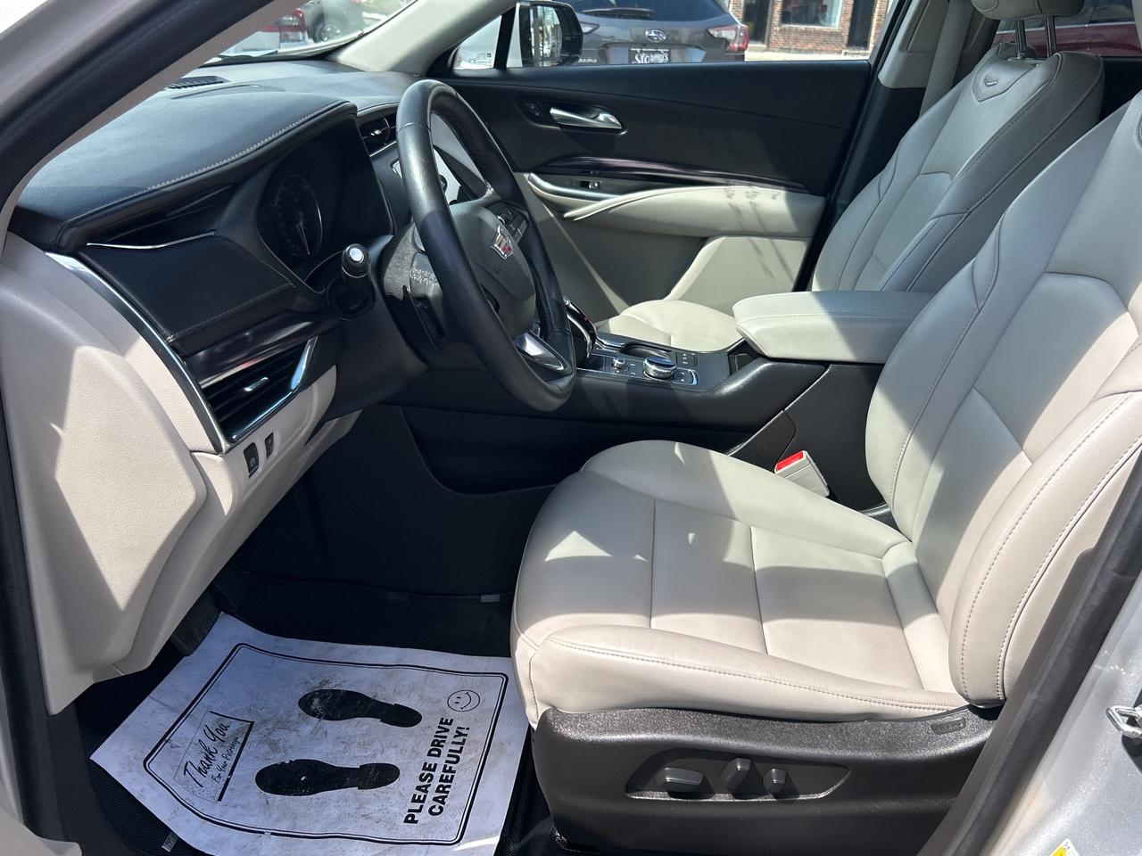 2022 Cadillac XT4 AWD Luxury *** CALL BELLEVILLE 613-961-8848 Photo