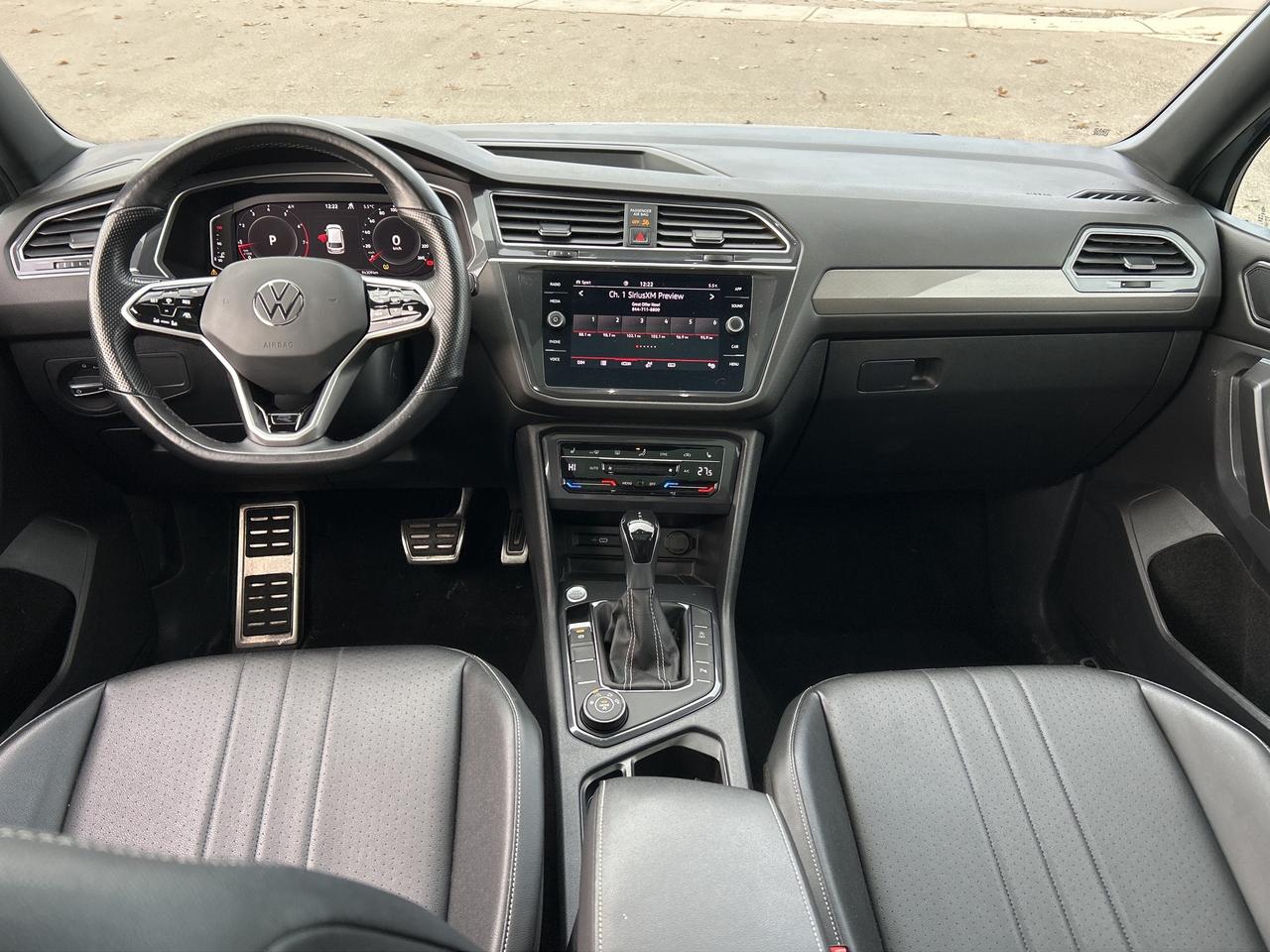 2022 Volkswagen Tiguan Comfortline R-Line Black Edition ** BELLEVILLE** Photo