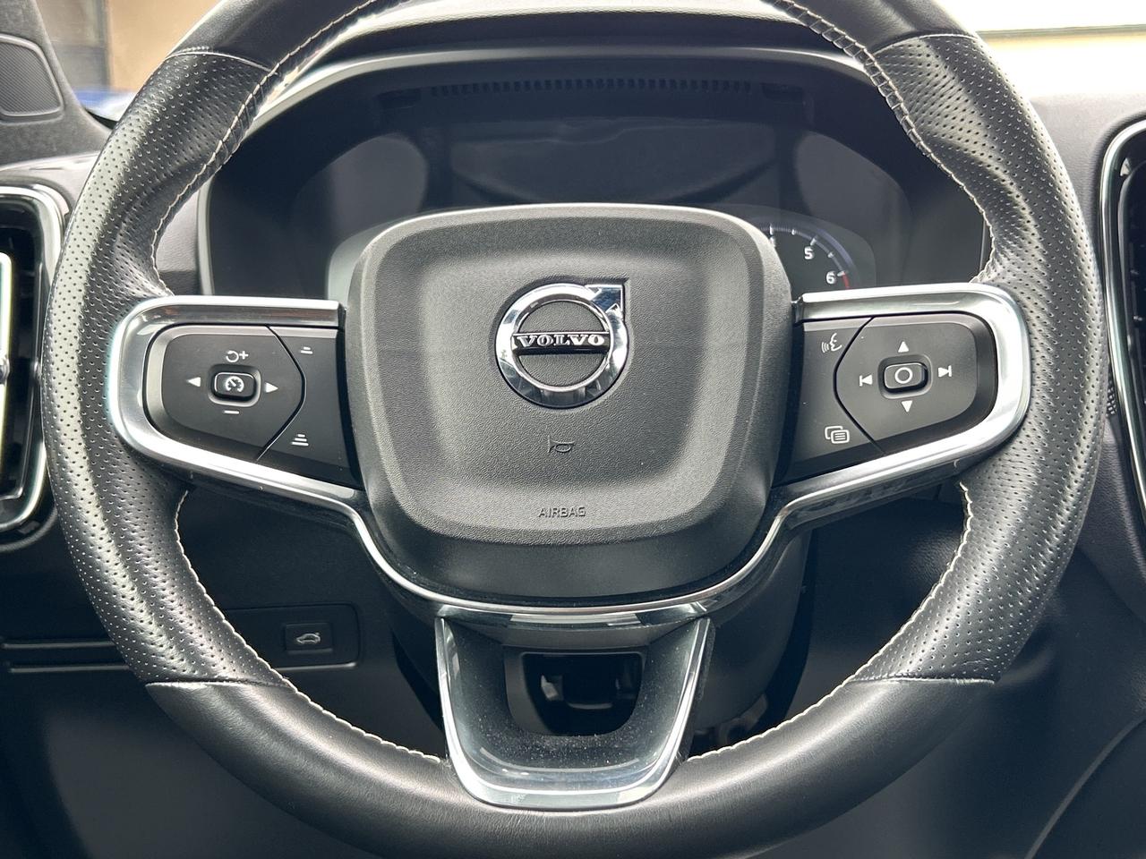 2021 Volvo XC40 R-Design NAV/PANO ROOF **CALL 613-961-8848 Photo