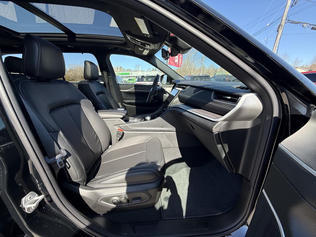 2025 Jeep Grand Cherokee Limited 4X4 - Demo Vehicle!  New rates! Photo