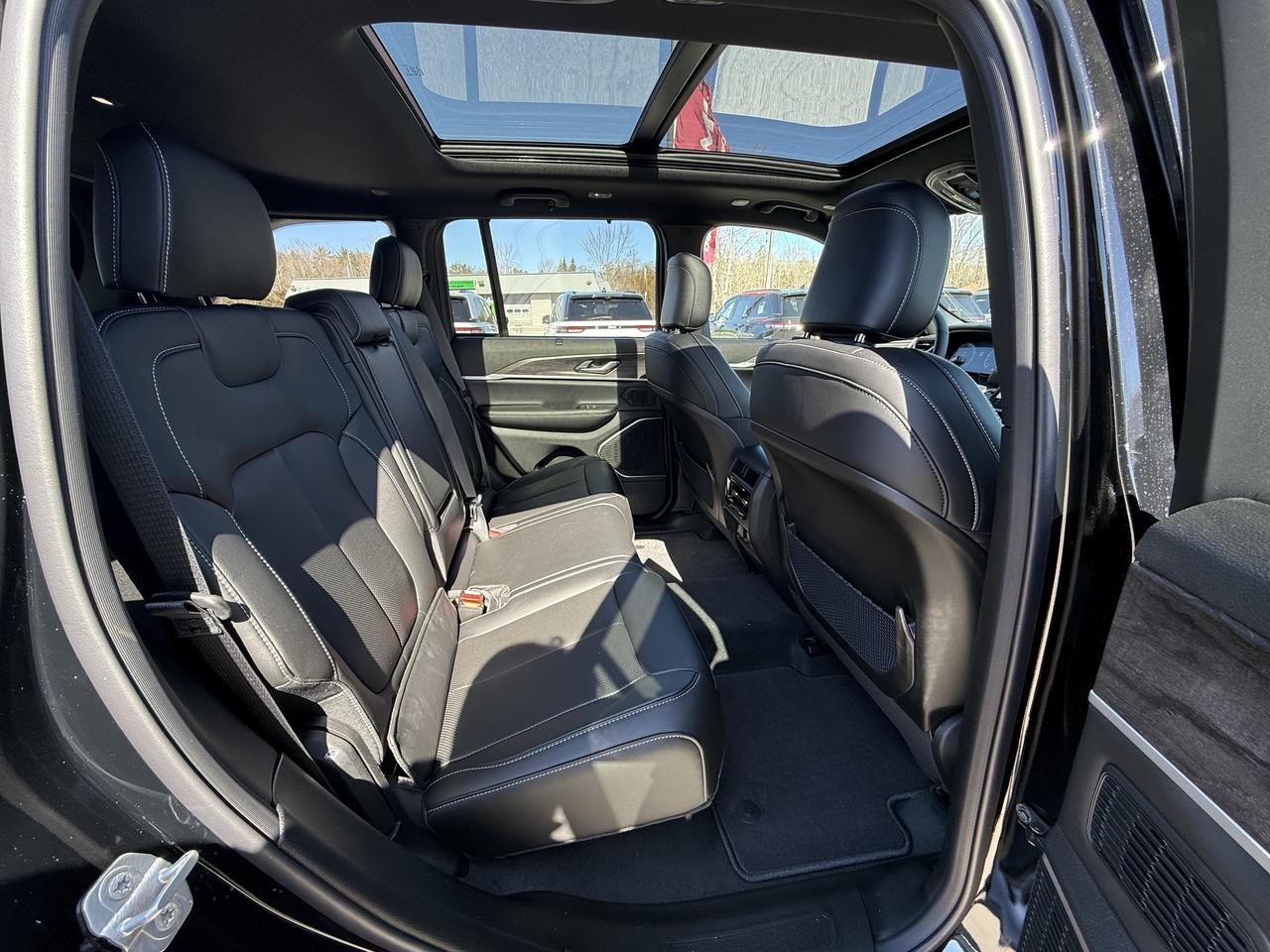 2025 Jeep Grand Cherokee Limited 4X4 - Demo Vehicle!  New rates! Photo