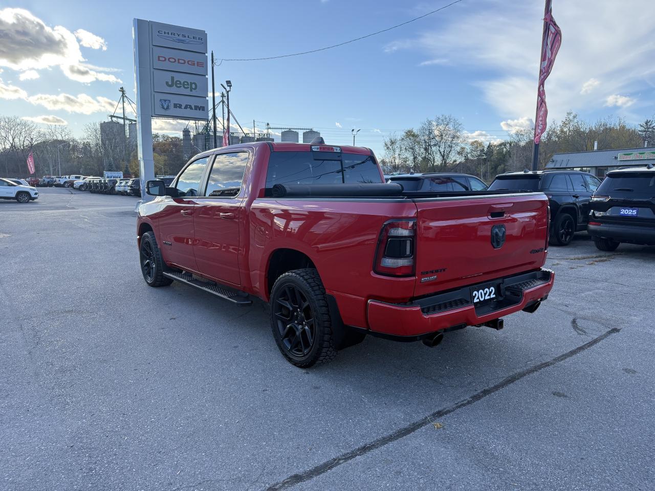2022 RAM 1500 SPORT CREW 4X4 HEMI- 12 INCH NAV- ONLY 66,000 KM Photo