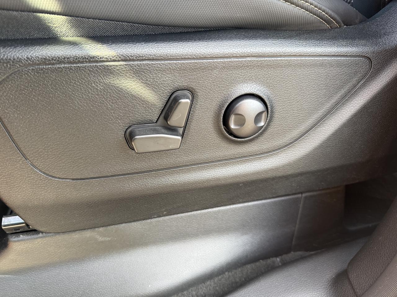 2022 RAM 1500 SPORT CREW 4X4 HEMI- 12 INCH NAV- ONLY 66,000 KM Photo