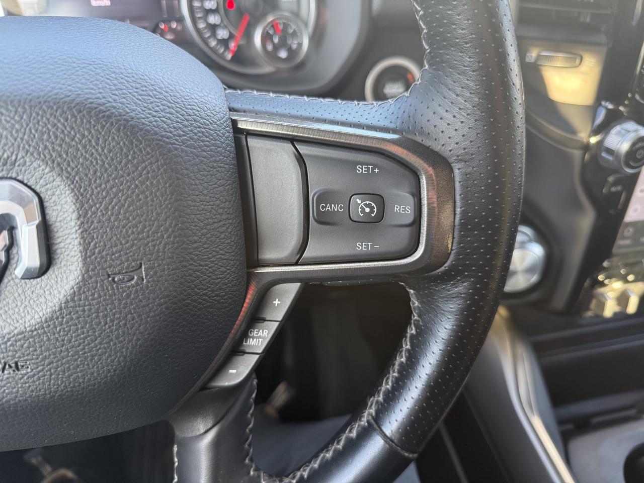 2022 RAM 1500 SPORT CREW 4X4 HEMI- 12 INCH NAV- ONLY 66,000 KM Photo