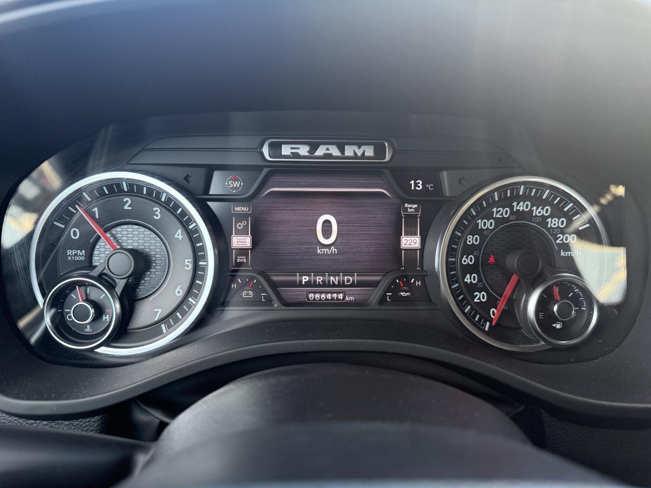 2022 RAM 1500 SPORT CREW 4X4 HEMI- 12 INCH NAV- ONLY 66,000 KM Photo