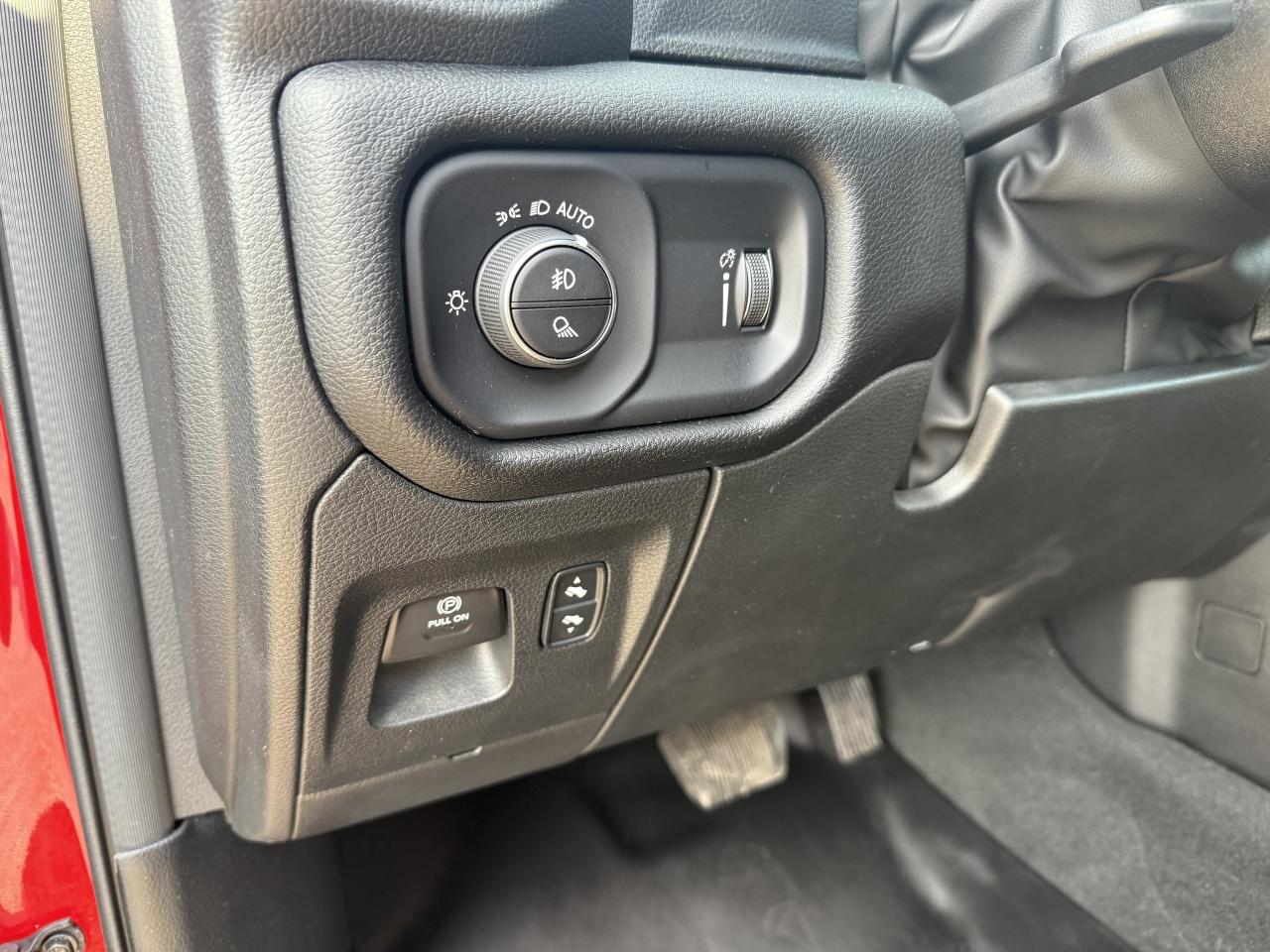 2022 RAM 1500 SPORT CREW 4X4 HEMI- 12 INCH NAV- ONLY 66,000 KM Photo