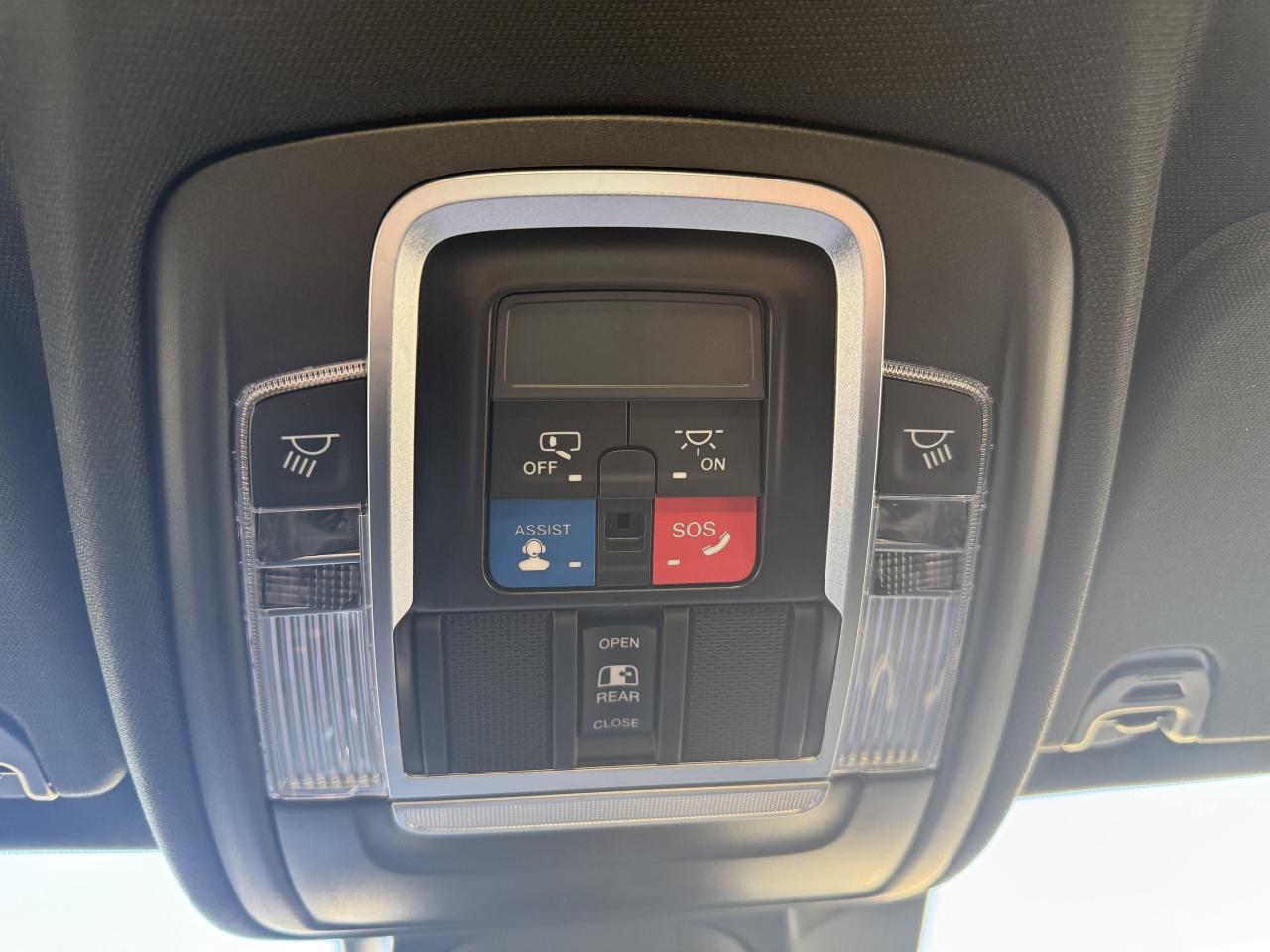 2022 RAM 1500 SPORT CREW 4X4 HEMI- 12 INCH NAV- ONLY 66,000 KM Photo