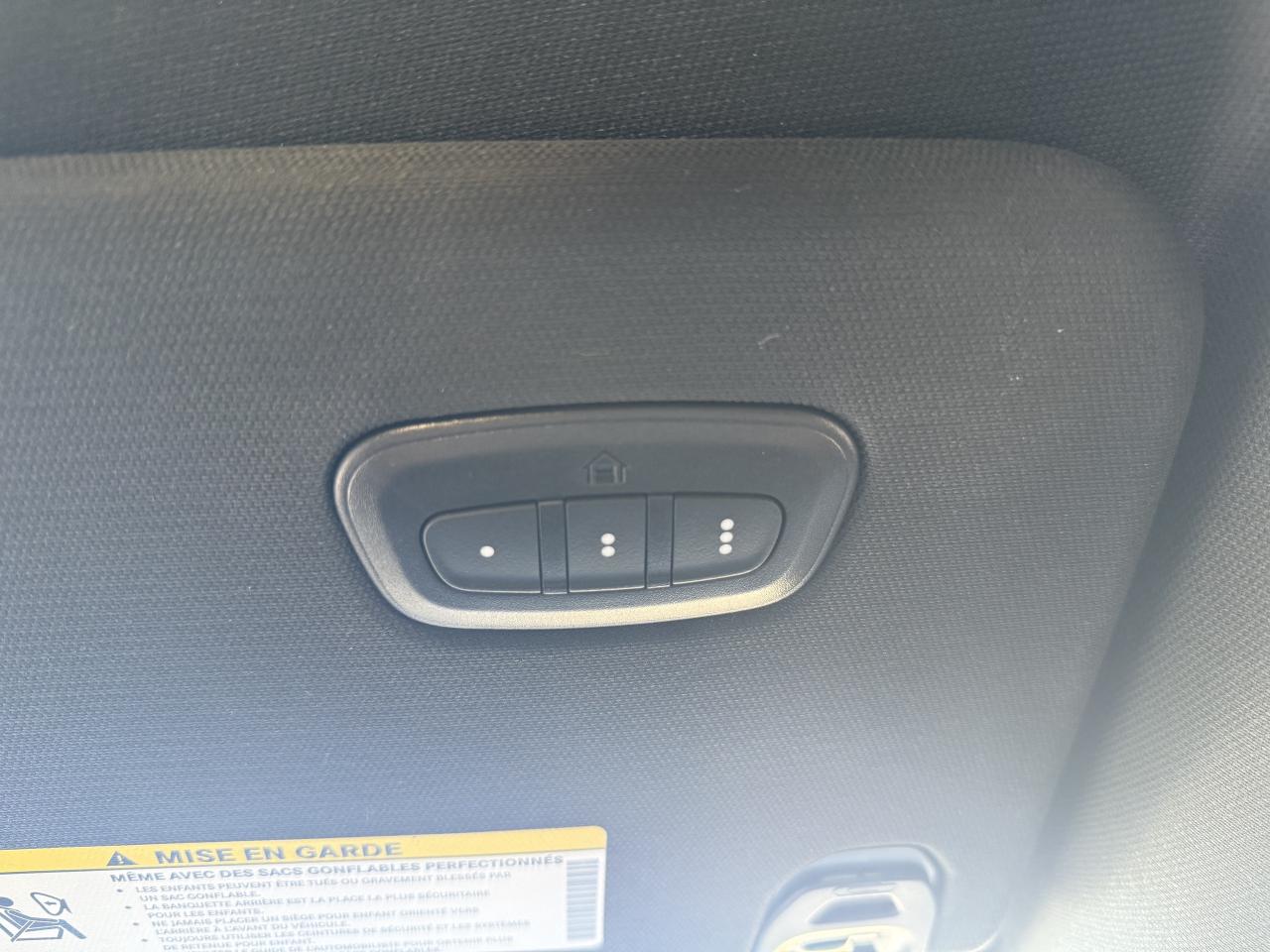 2022 RAM 1500 SPORT CREW 4X4 HEMI- 12 INCH NAV- ONLY 66,000 KM Photo