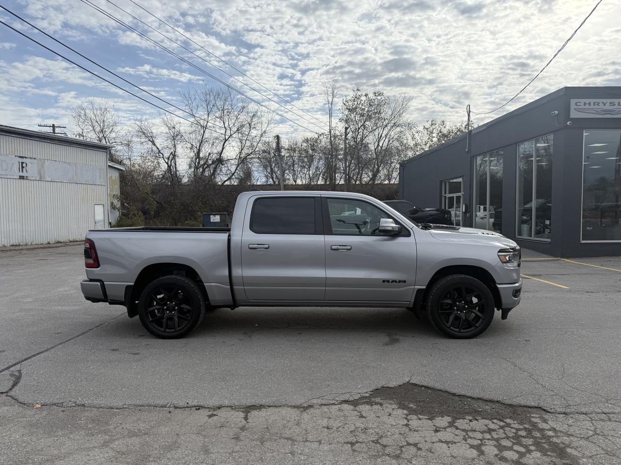 2020 RAM 1500 SPORT CREW 4X4 - HEMI - PANORAMIC SUNROOF Photo