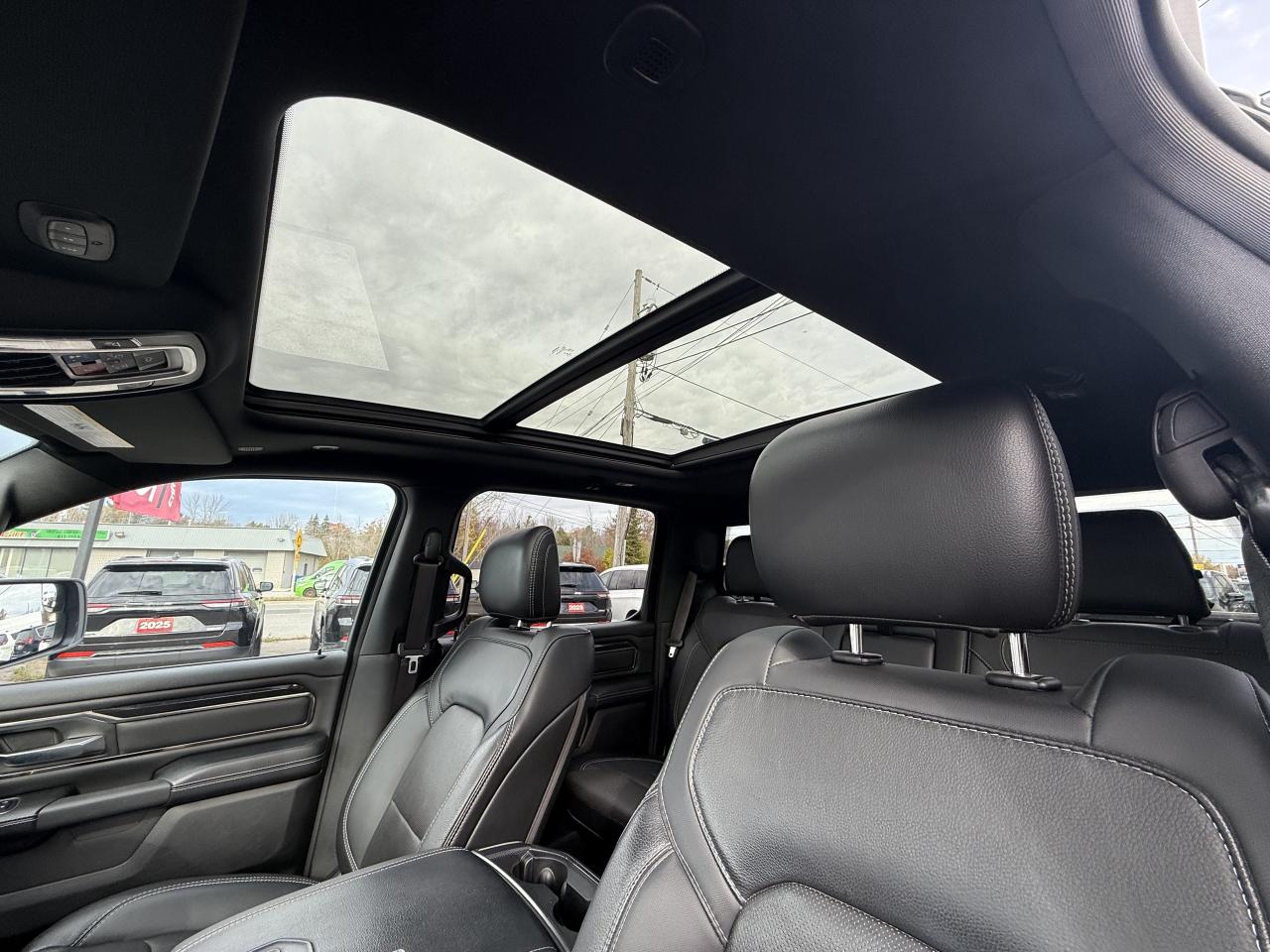 2020 RAM 1500 SPORT CREW 4X4 - HEMI - PANORAMIC SUNROOF Photo