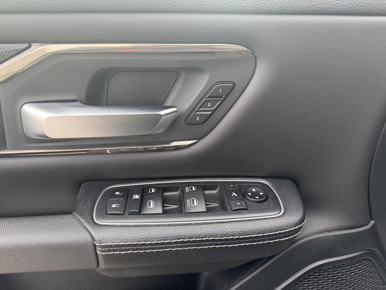 2020 RAM 1500 SPORT CREW 4X4 - HEMI - PANORAMIC SUNROOF Photo