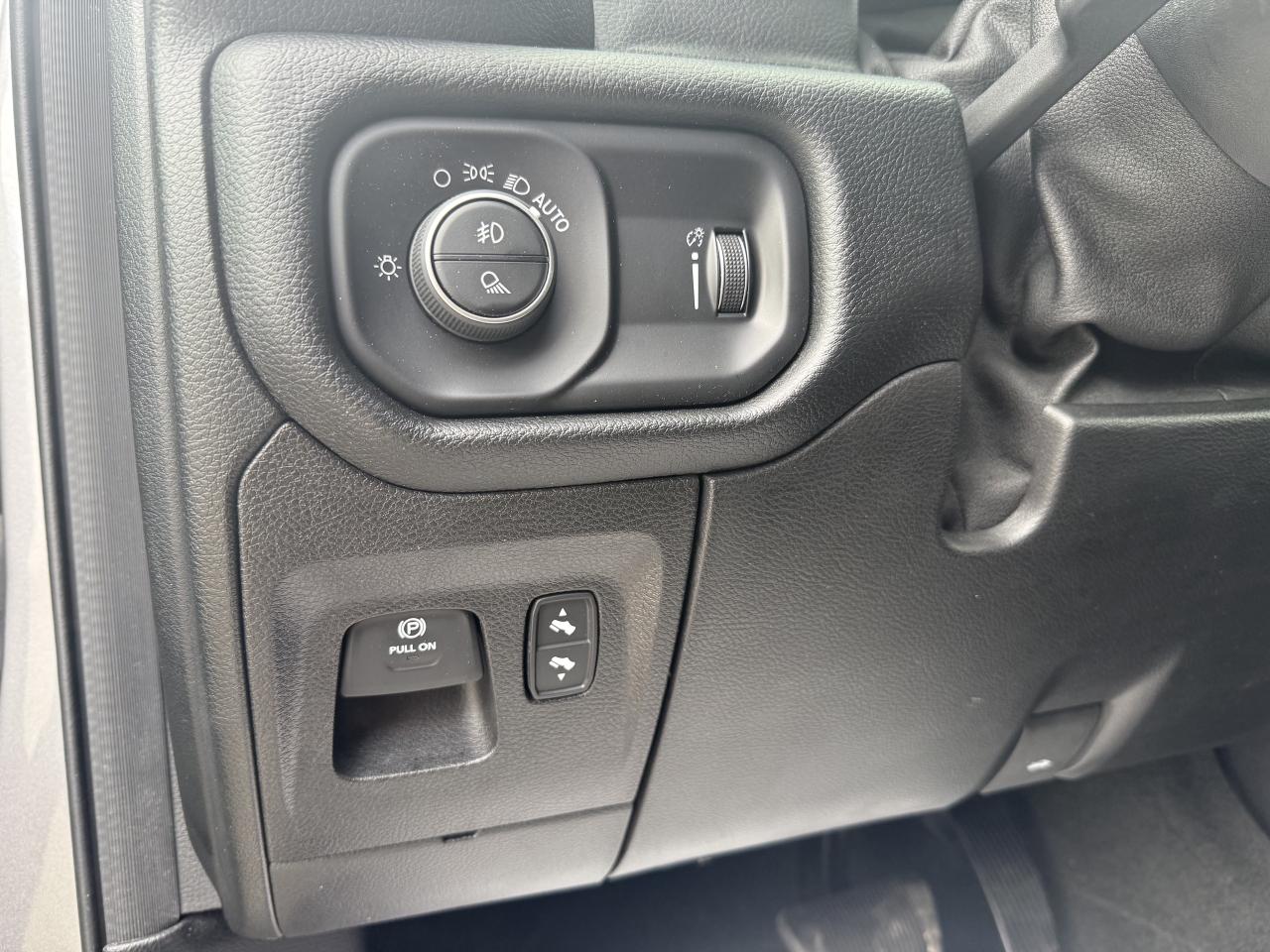 2020 RAM 1500 SPORT CREW 4X4 - HEMI - PANORAMIC SUNROOF Photo