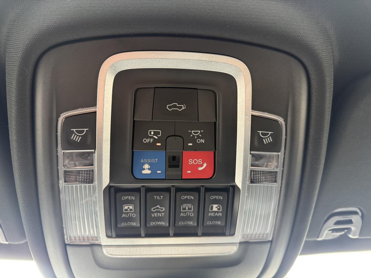 2020 RAM 1500 SPORT CREW 4X4 - HEMI - PANORAMIC SUNROOF Photo