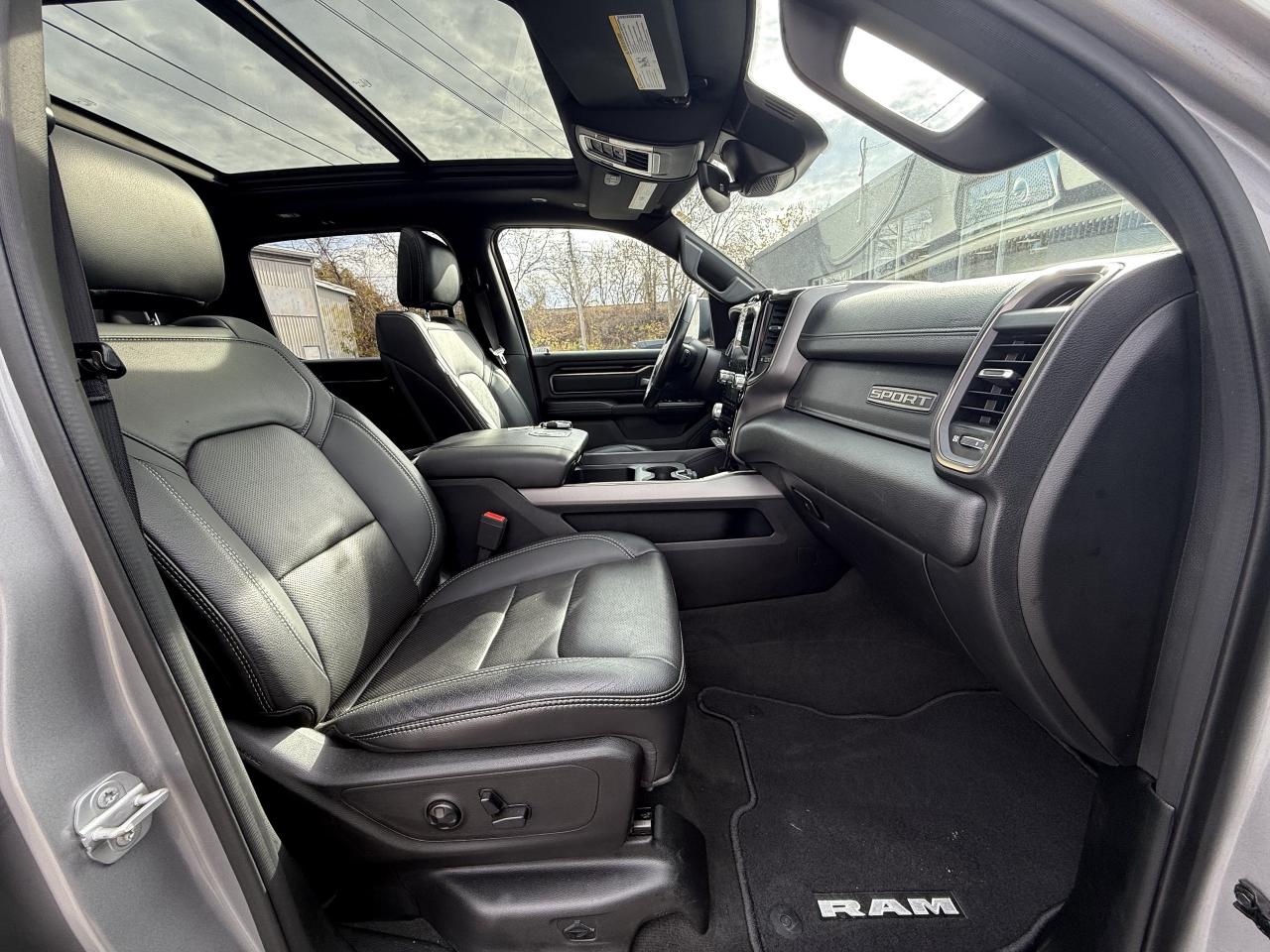 2020 RAM 1500 SPORT CREW 4X4 - HEMI - PANORAMIC SUNROOF Photo