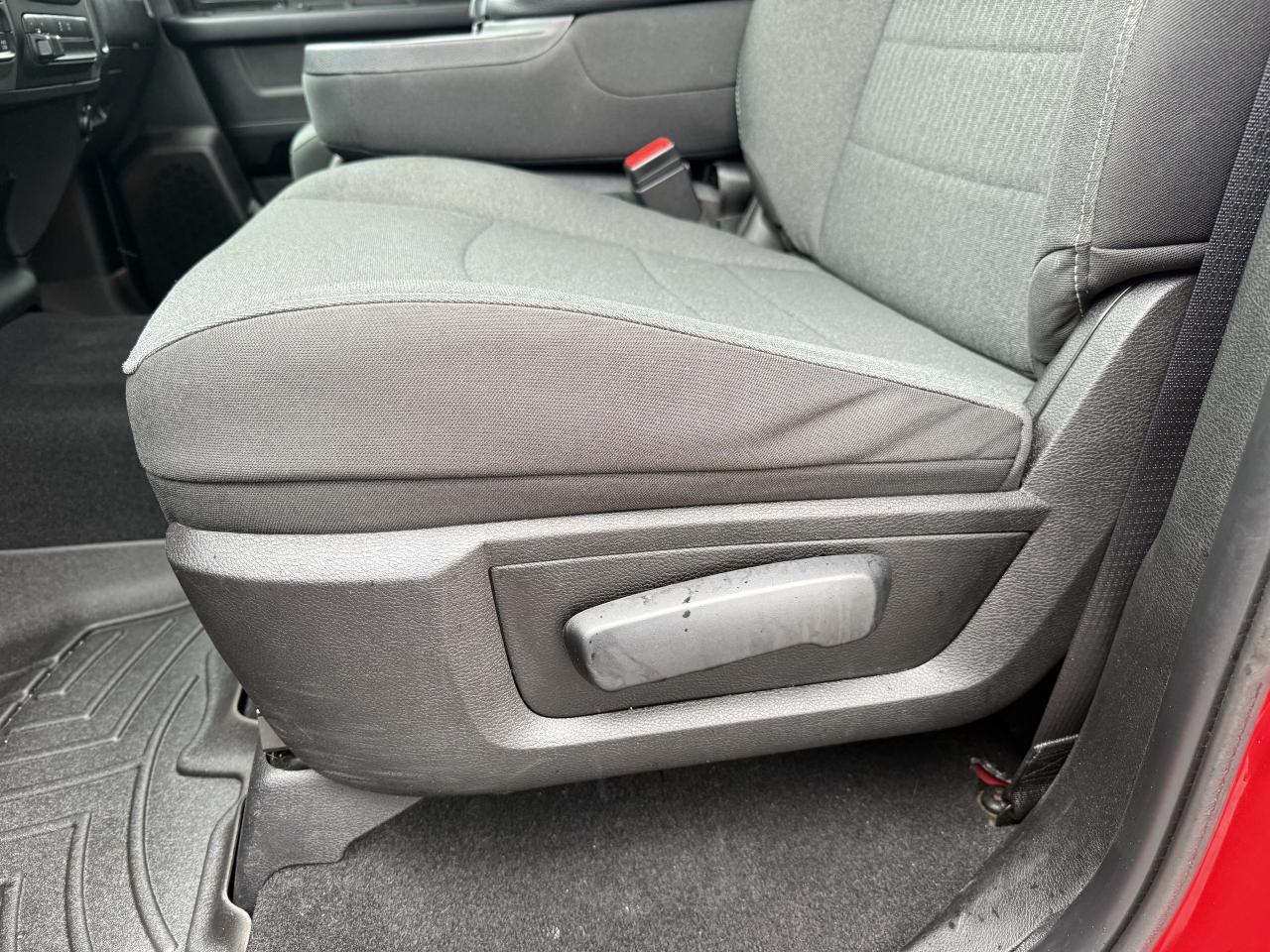 2023 RAM 1500 Classic Express 4x4 Crew Cab - Extended Warranty! Photo