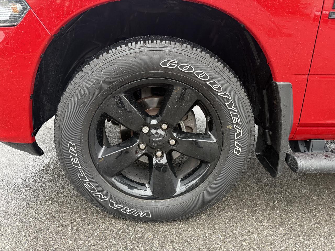 2023 RAM 1500 Classic Express 4x4 Crew Cab - Extended Warranty! Photo