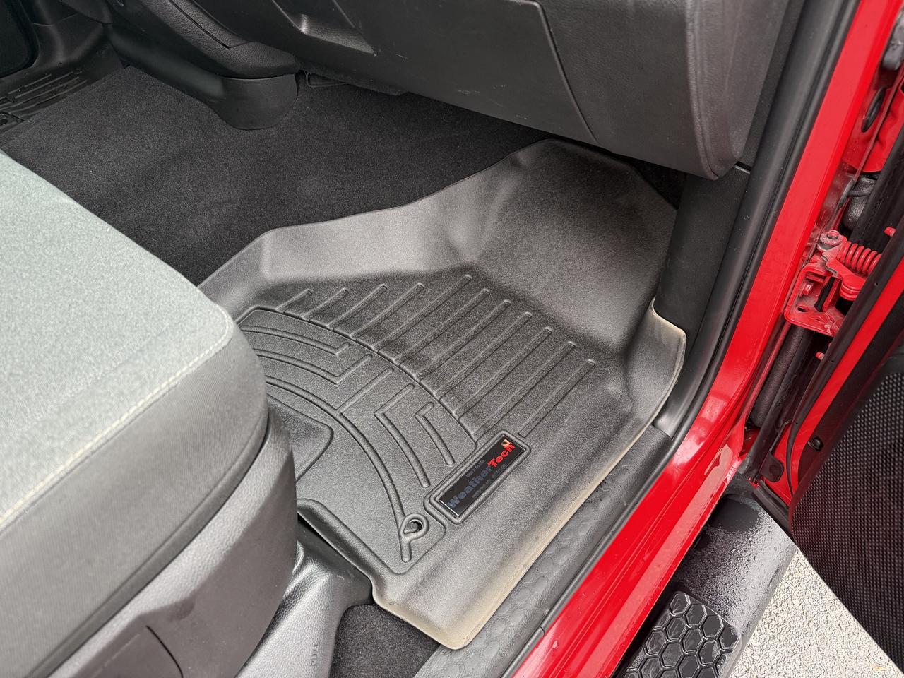 2023 RAM 1500 Classic Express 4x4 Crew Cab - Extended Warranty! Photo