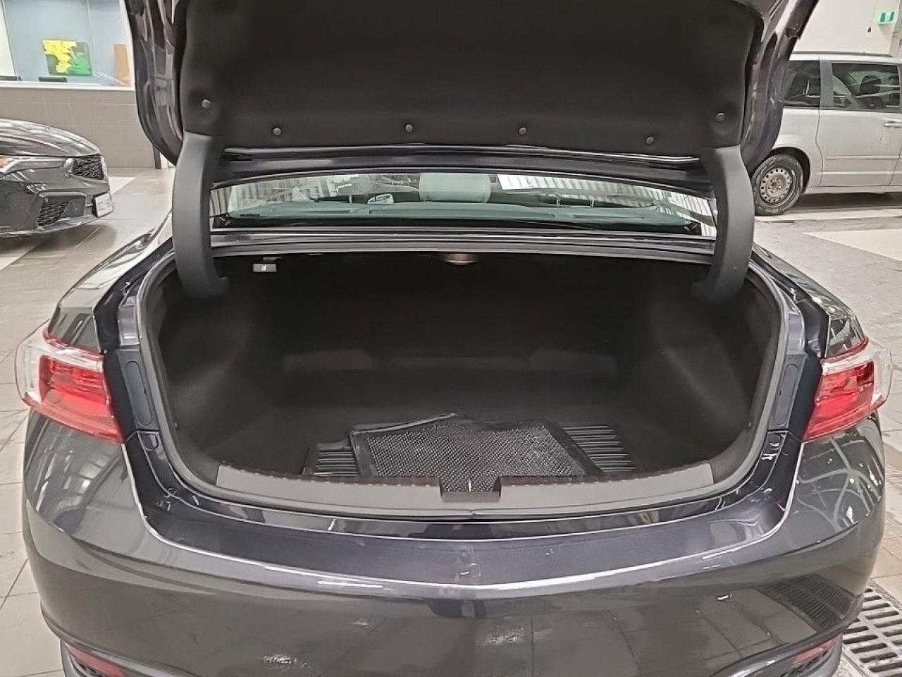 2016 Acura ILX 4dr Sdn Premium Pkg (Clean and Well Maintained!!) Photo