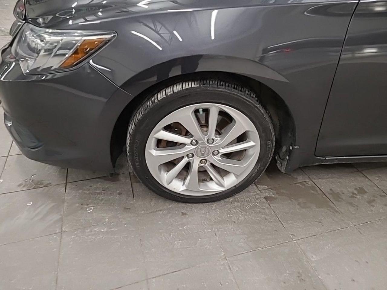 2016 Acura ILX 4dr Sdn Premium Pkg (Clean and Well Maintained!!) Photo