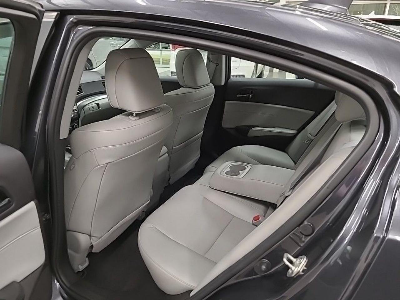 2016 Acura ILX 4dr Sdn Premium Pkg (Clean and Well Maintained!!) Photo