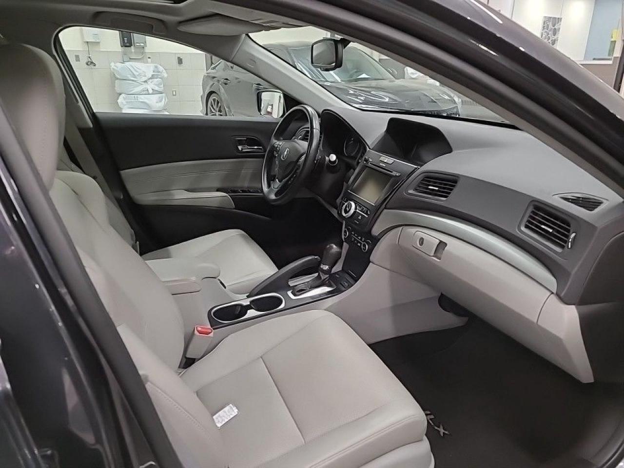 2016 Acura ILX 4dr Sdn Premium Pkg (Clean and Well Maintained!!) Photo