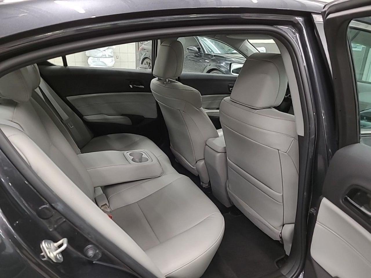 2016 Acura ILX 4dr Sdn Premium Pkg (Clean and Well Maintained!!) Photo