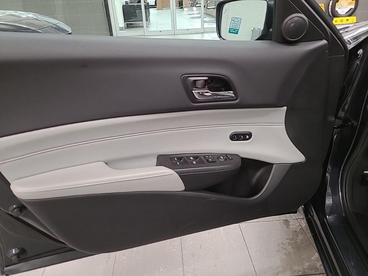 2016 Acura ILX 4dr Sdn Premium Pkg (Clean and Well Maintained!!) Photo