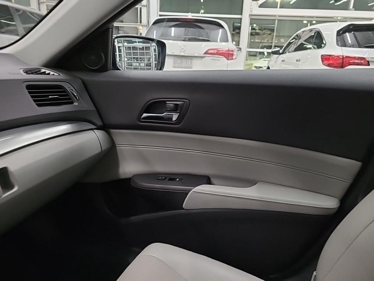 2016 Acura ILX 4dr Sdn Premium Pkg (Clean and Well Maintained!!) Photo