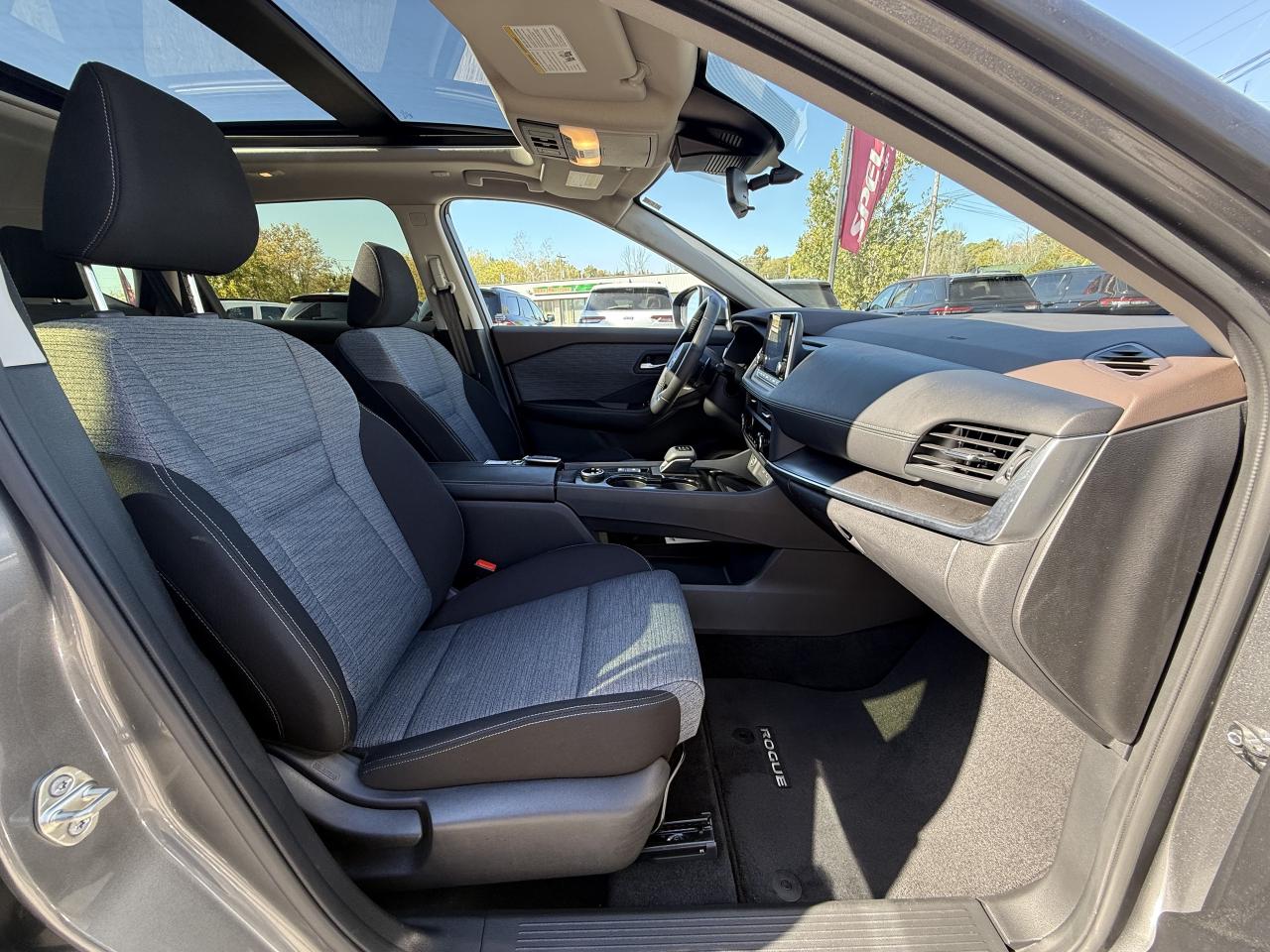 2023 Nissan Rogue AWD SV Moonroof - Heated seats - Remote Start Photo