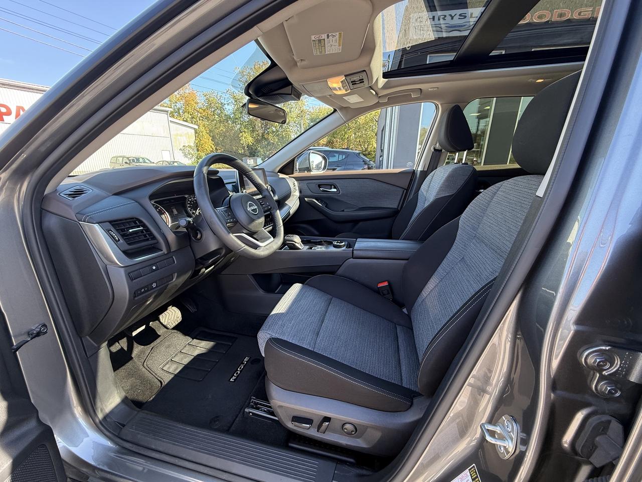 2023 Nissan Rogue AWD SV Moonroof - Heated seats - Remote Start Photo