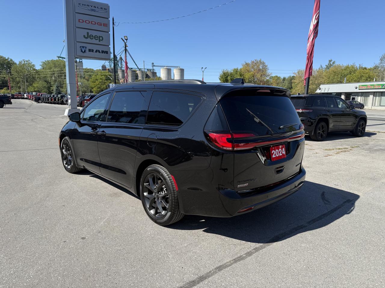 2024 Chrysler Pacifica Limited FWD - S Appearance Package - Sunroof! Photo2