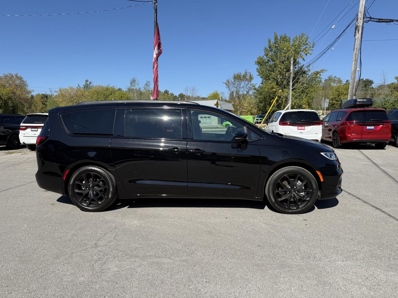 2024 Chrysler Pacifica Limited FWD - S Appearance Package - Sunroof! Photo