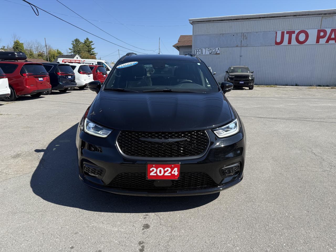 2024 Chrysler Pacifica Limited FWD - S Appearance Package - Sunroof! Photo