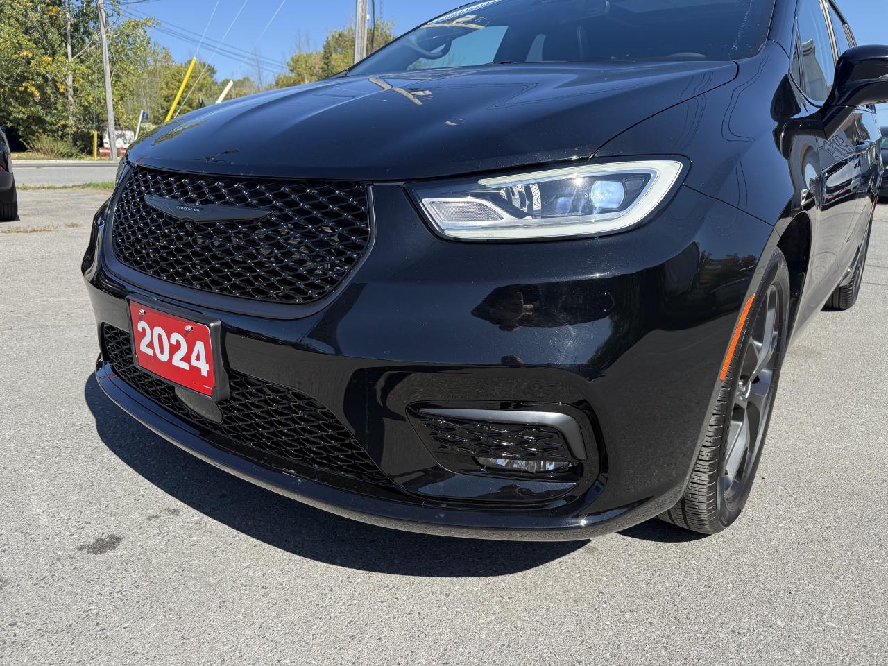 2024 Chrysler Pacifica Limited FWD - S Appearance Package - Sunroof! Photo