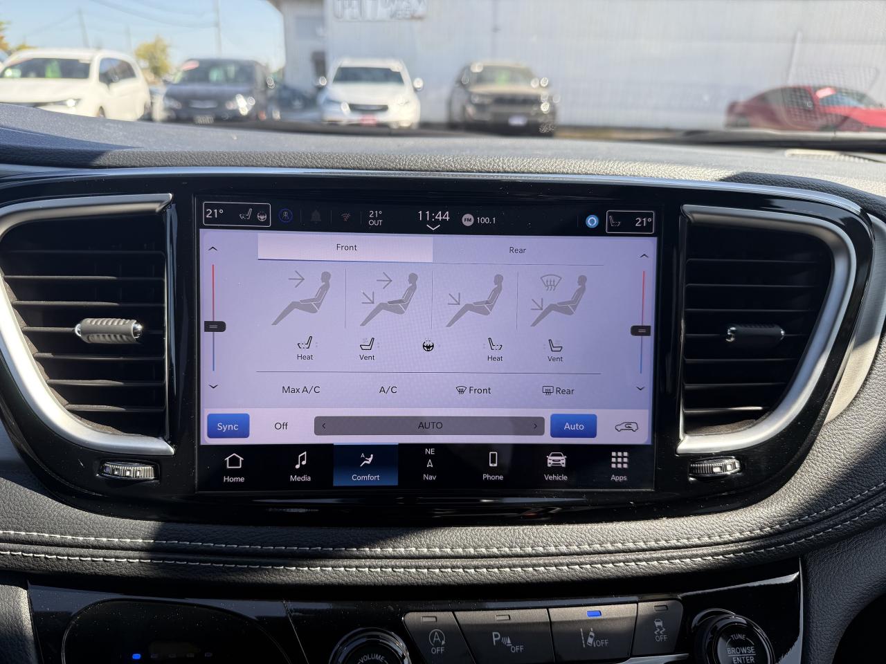 2024 Chrysler Pacifica Limited FWD - S Appearance Package - Sunroof! Photo