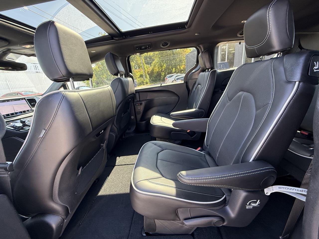 2024 Chrysler Pacifica Limited FWD - S Appearance Package - Sunroof! Photo