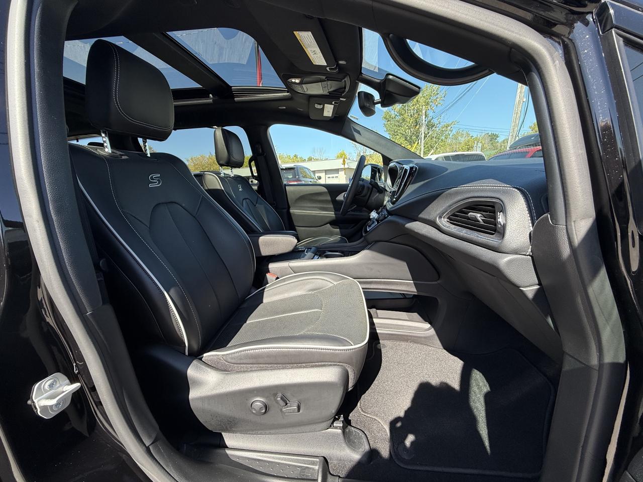 2024 Chrysler Pacifica Limited FWD - S Appearance Package - Sunroof! Photo