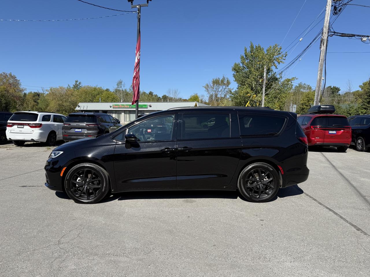 2024 Chrysler Pacifica Limited FWD - S Appearance Package - Sunroof! Photo