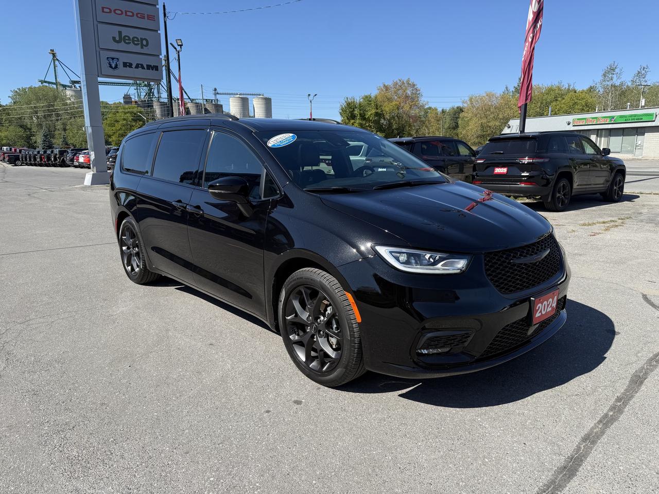 2024 Chrysler Pacifica Limited FWD - S Appearance Package - Sunroof! Photo