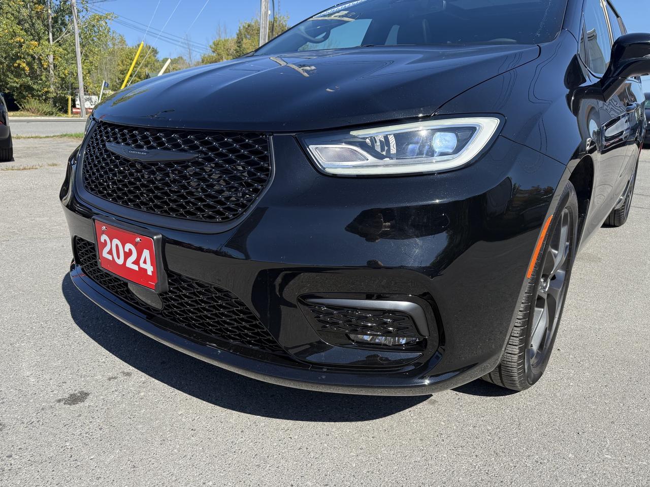 2024 Chrysler Pacifica Limited FWD - S Appearance Package - Sunroof! Photo