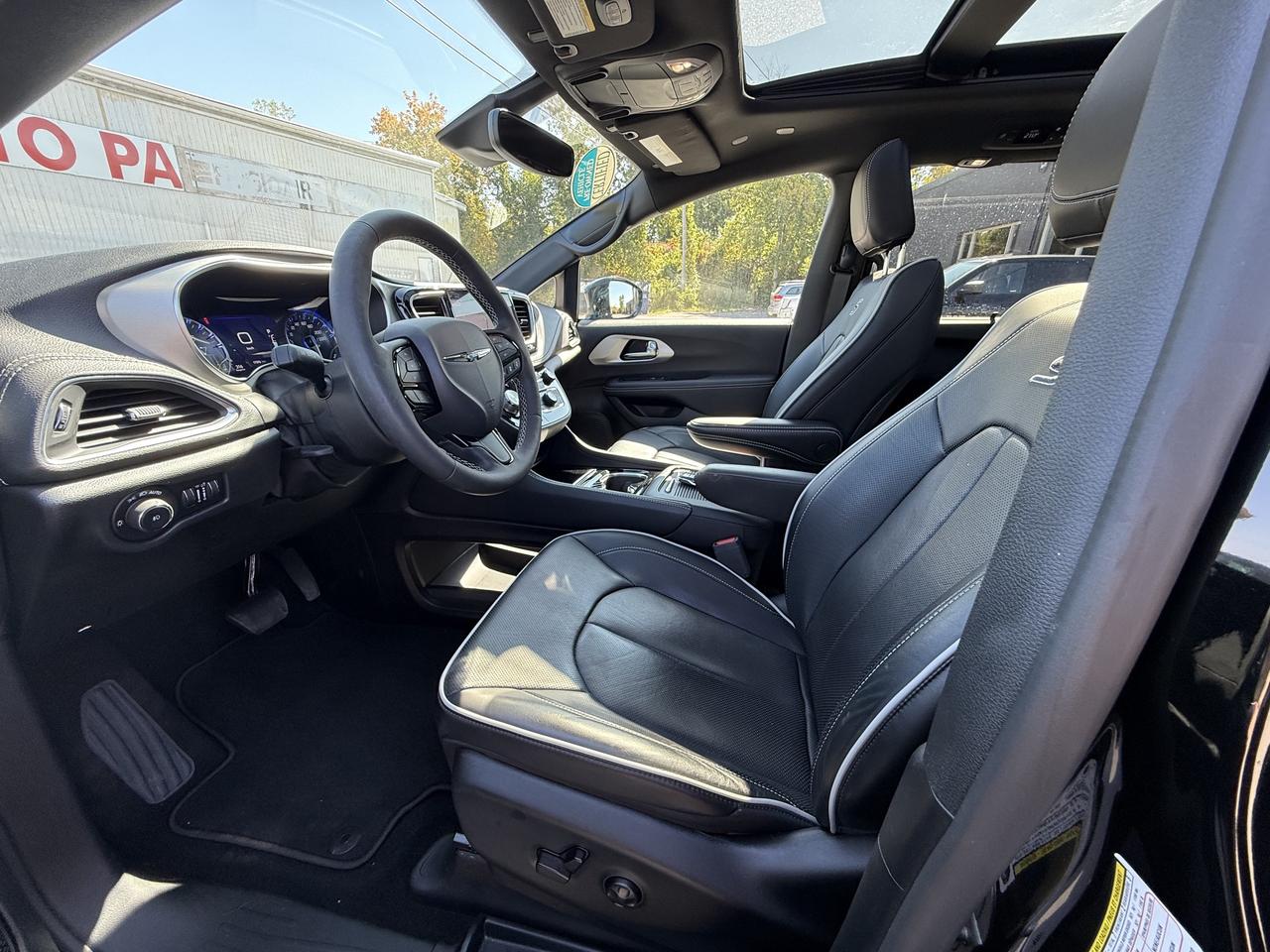 2024 Chrysler Pacifica Limited FWD - S Appearance Package - Sunroof! Photo