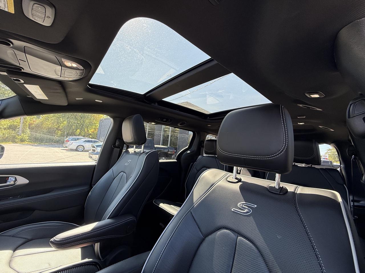 2024 Chrysler Pacifica Limited FWD - S Appearance Package - Sunroof! Photo