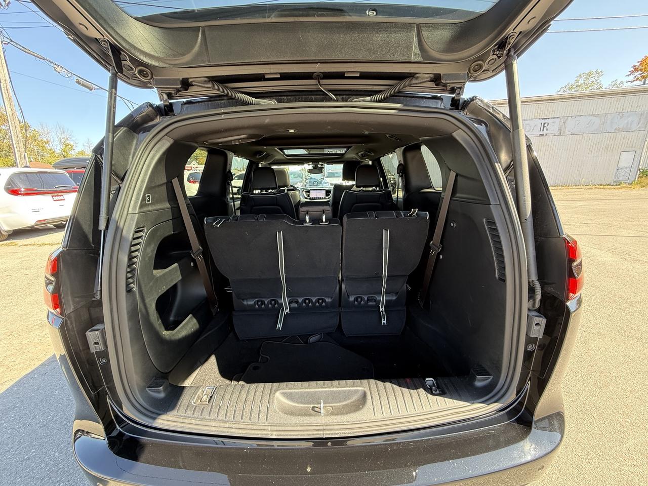 2024 Chrysler Pacifica Limited FWD - S Appearance Package - Sunroof! Photo