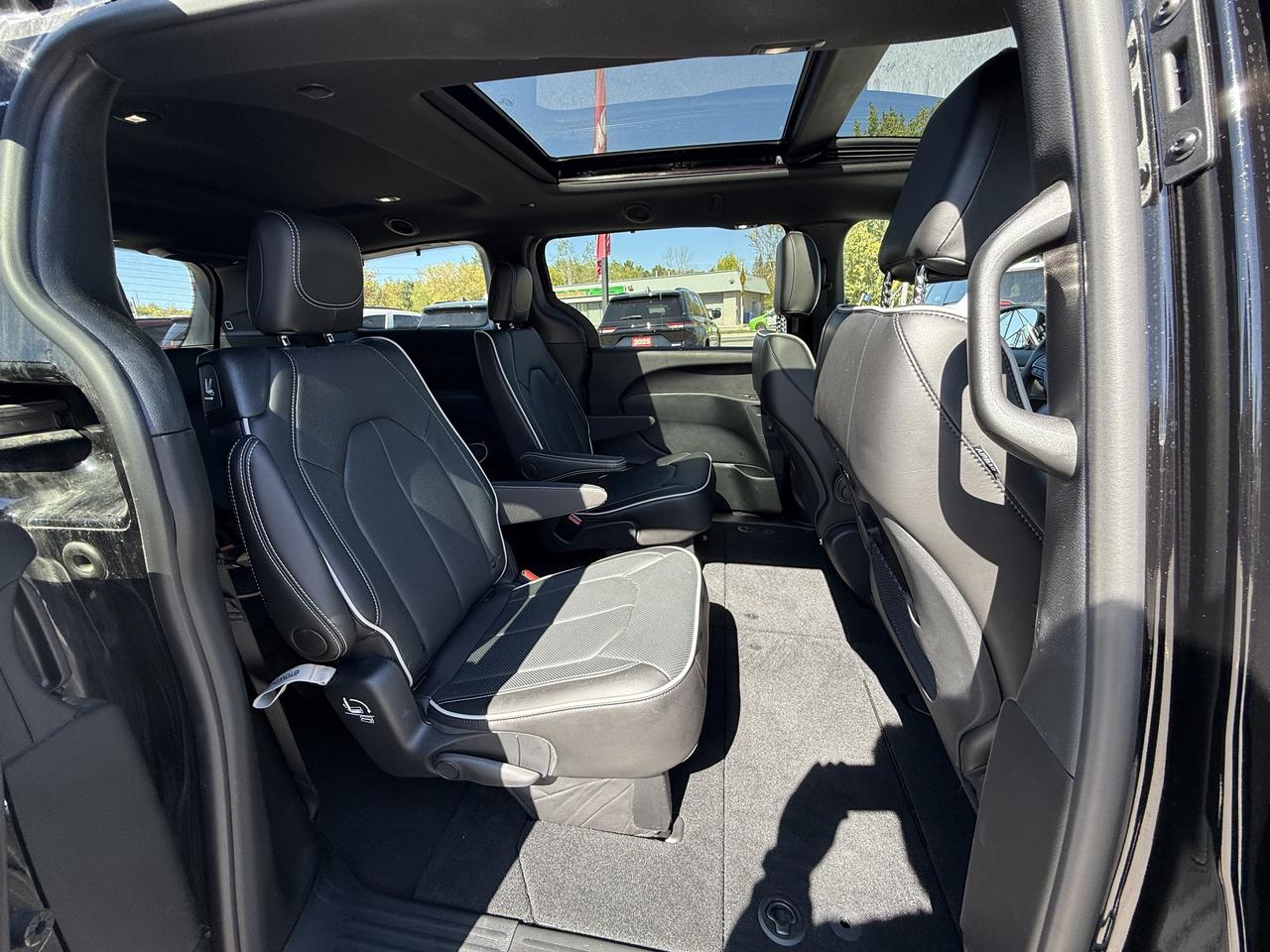 2024 Chrysler Pacifica Limited FWD - S Appearance Package - Sunroof! Photo